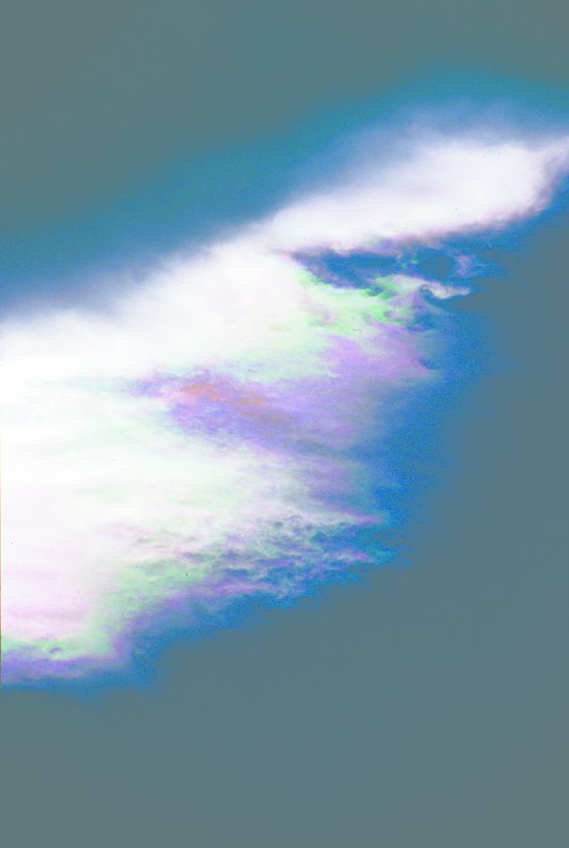 Quando in alta quota cristalli di ghiaccio formano nuvole sottili, la luce del Sole viene scomposta nei suoi colori fondamentali, offrendo uno spettacolo suggestivo. La foto è stata scattata nell'autunno del 2002 a Rizzolaga di Pinè (TN) con un obiettivo da 200 mm f/2.8 (foto Paolo Ochner)