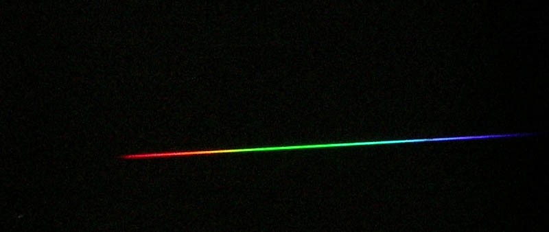 Con un prisma e una macchina fotografica digitale è possibile ottenere lo spettro delle stelle. Ad occhio nudo quasi tutte le stelle sembrano bianche; in realtà la loro luce contiene tutti colori dell'arcobaleno (spettro). Il bianco in realtà non esiste, è una nostra percezione ottenuta quando la nostra retina è colpita da tutti i colori dell'acobaleno (anche se in realtà sono sufficienti il rosso, il verde e il blu). Il prisma è un vetro a forma di piramide che è in grado di separare la luce bianca nei suoi componenti. Ponendo una macchina fotografica vicino ad esso - il tutto posto naturalmente su un cavalletto - è possibile registrare l'immagine di uno spettro stellare. È in questo modo che gli astronomi ricavano le caratteristiche delle stelle: temperatura, composizione, velocità, ecc. Ogni spettro di una stella è diverso dagli altri: su di esso si trovano delle righe nere che sono una specie di impronta digitale dell'astro. Nell'immagine lo spettro di Sirio. (testo e immagine Ochner)
