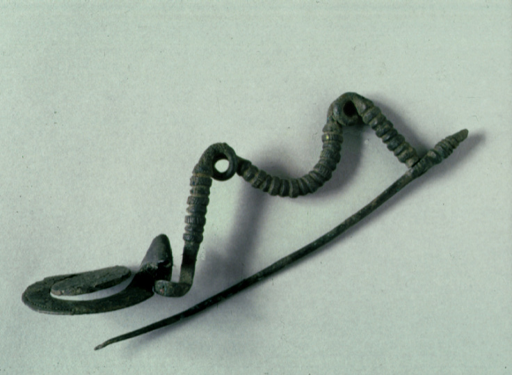 Fibula ad arco di violino in bronzo dell'età del ferro da Rovereto
